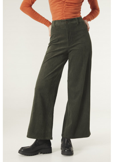 Pantaloni dal taglio ampio in velluto a coste di colore verde. Vita media con zip e bottone. Dettaglio delle tasche posteriori applicate.